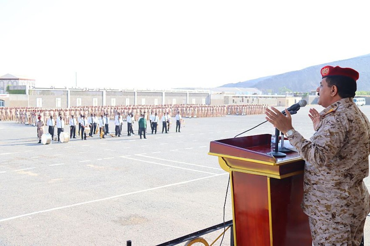 The Minister of Defense witnesses a presentation by students of the Military College in Aden