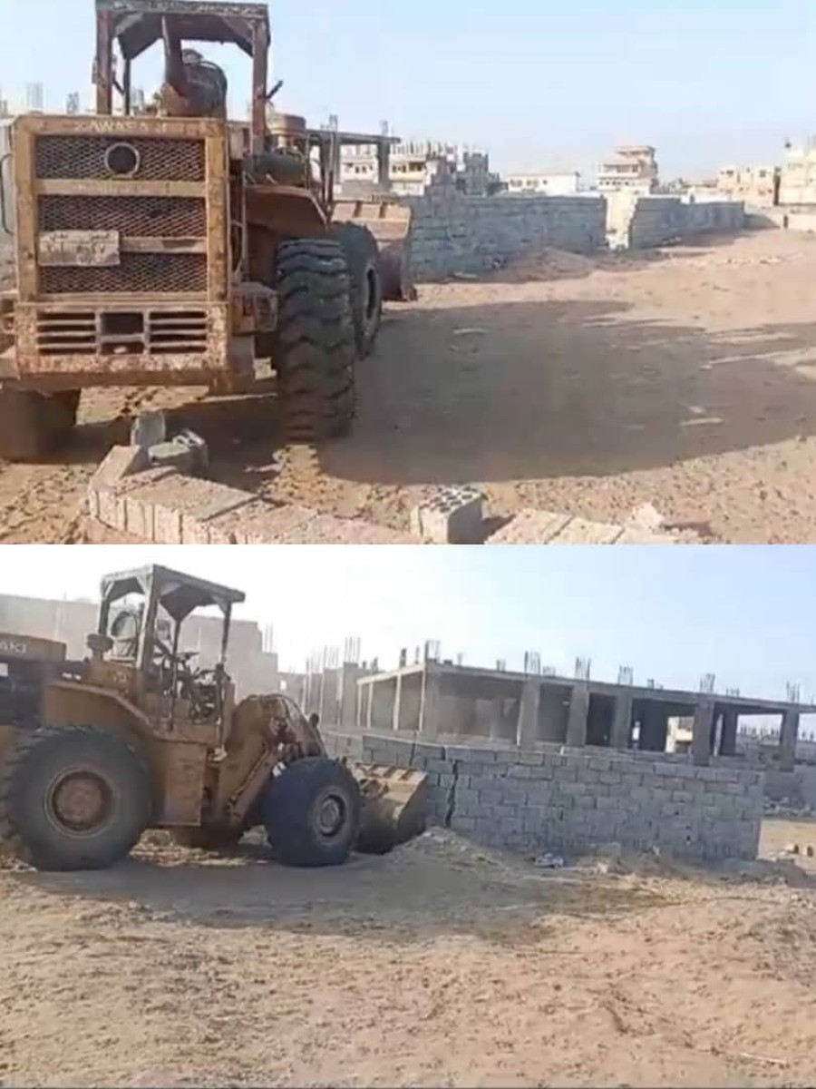 Aden.. Removal of a random building in Dar Saad