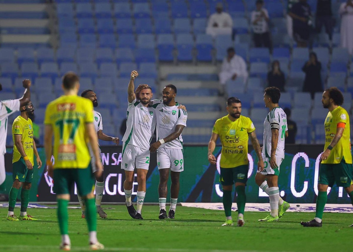 دوري روشن .. الأهلي يستغل النقص العددي في صفوف الخليج ويفوز بثلاثية