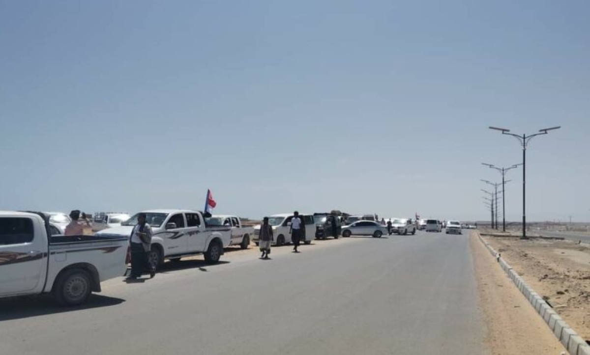 Crowds of Saihut and M'sila arrive in Al-Ghaydah to participate in the October Revolution Memorial Festival