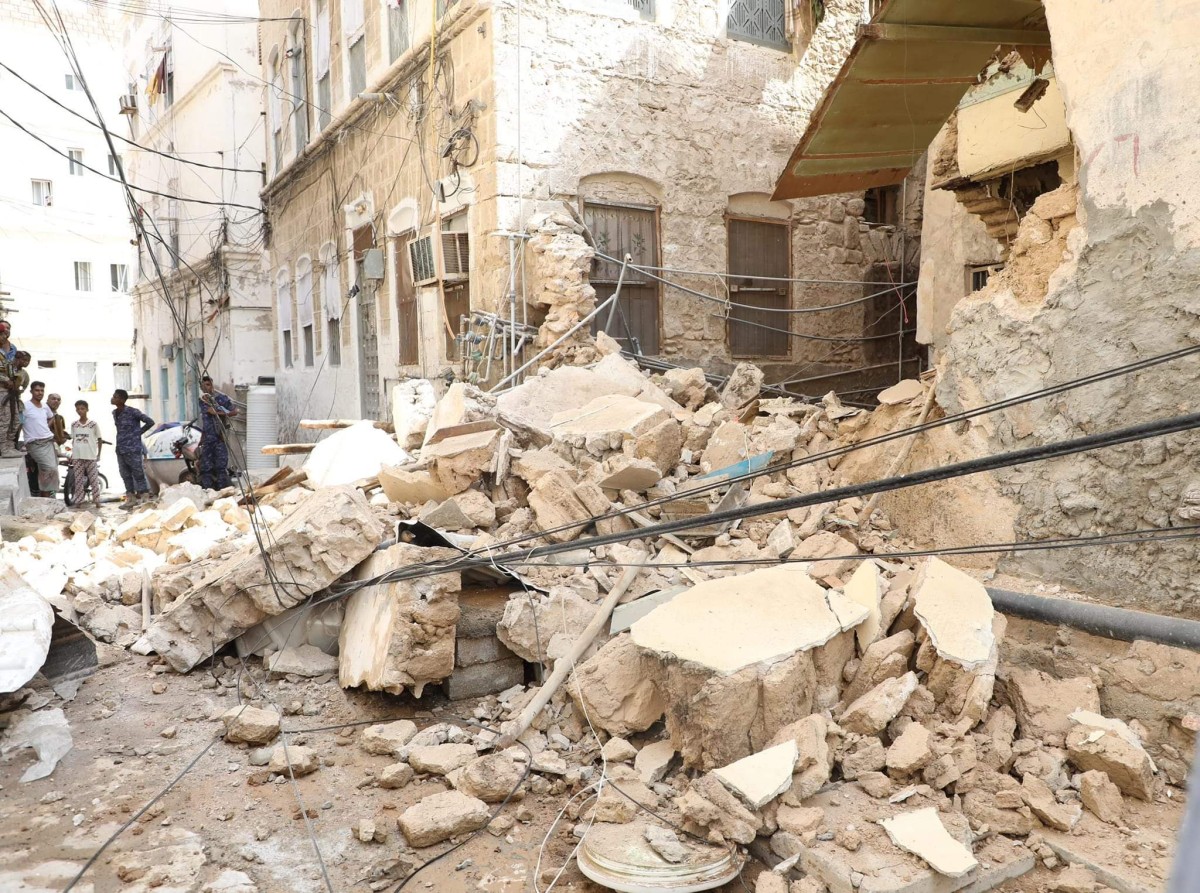 The governor of Hadhramaut inspects the collapse of a house in Mukalla and urges the site to be secured and nearby residents evacuated