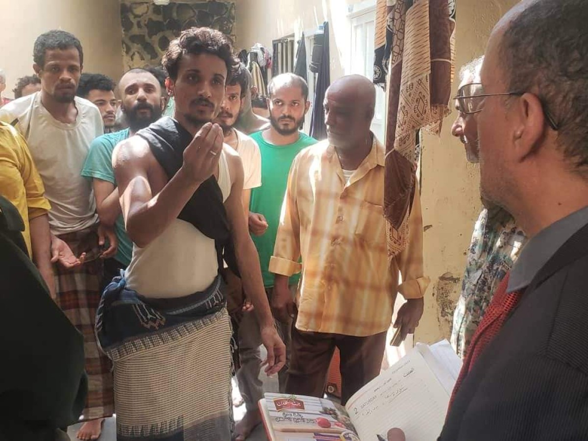 The Chief Prosecutor of Appeals in North Aden makes a surprise visit to the Mansoura Police Station to inspect the conditions of the detainees