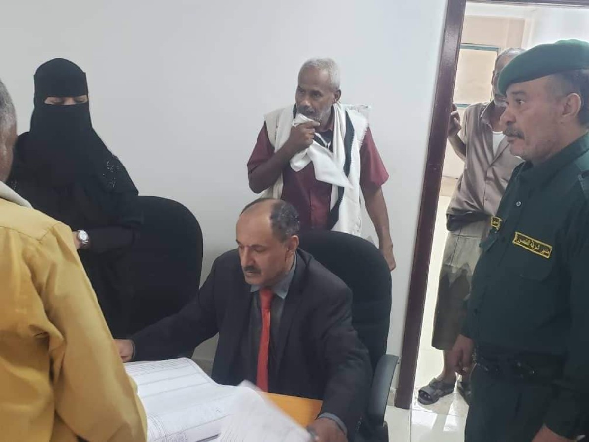 The Chief Prosecutor of Appeals in North Aden makes a surprise visit to the Mansoura Police Station to inspect the conditions of the detainees