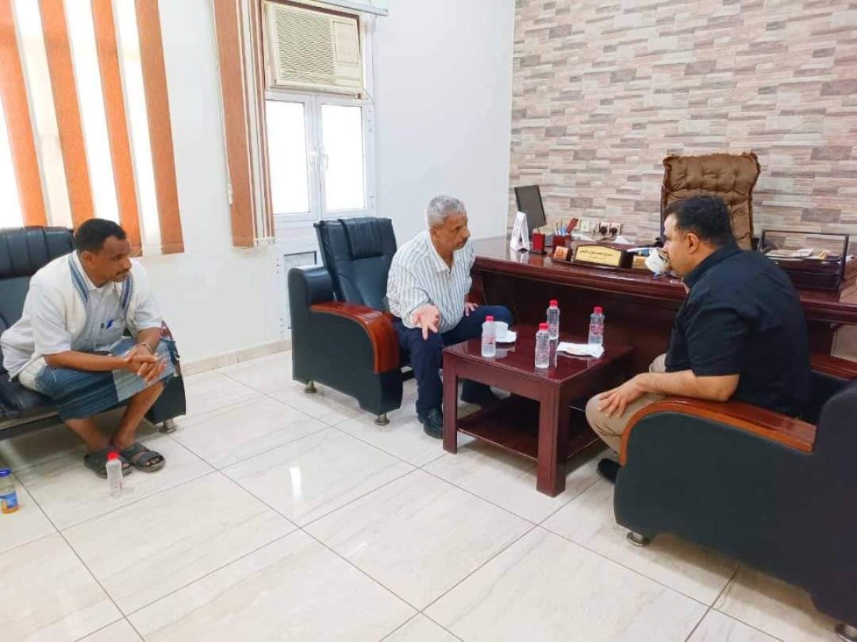 The Governor of Lahj reviews the activity of the Central Bank branch in the governorate