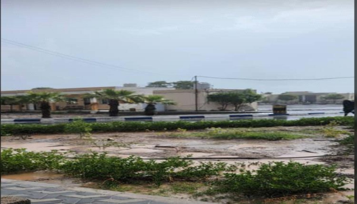 Heavy rain hits a number of districts of the capital, Aden