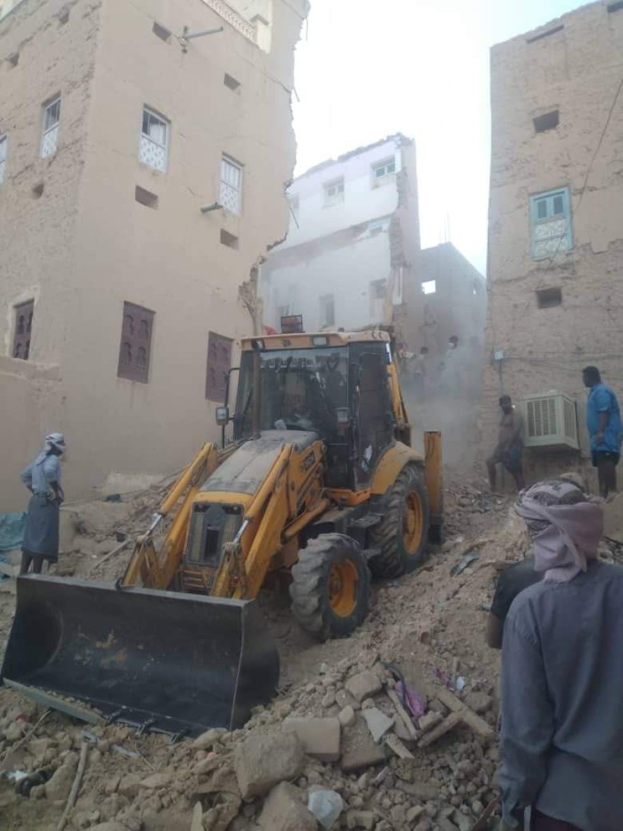 4 people died when a popular house collapsed in Hoora, Hadramaut, and the governor inspects the affected family