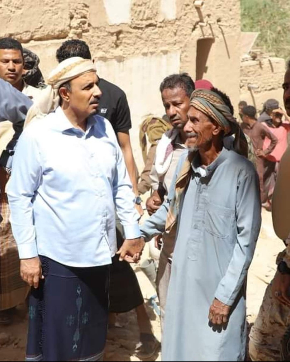 4 people died when a popular house collapsed in Hoora, Hadramaut, and the governor inspects the affected family