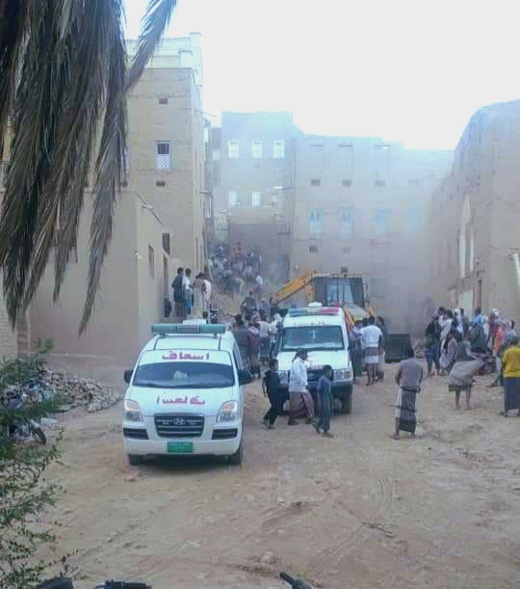 4 people died when a popular house collapsed in Hoora, Hadramaut, and the governor inspects the affected family