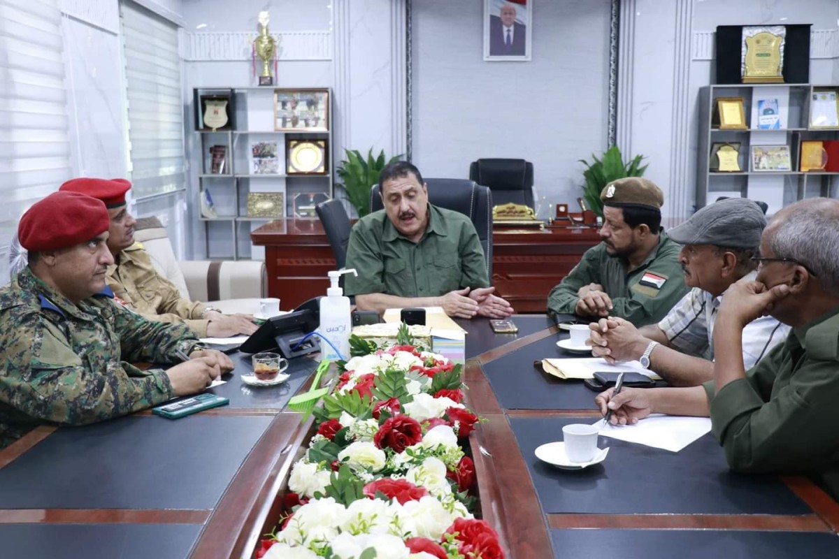 The security director of the capital, Aden, meets with the commander of the southern military police