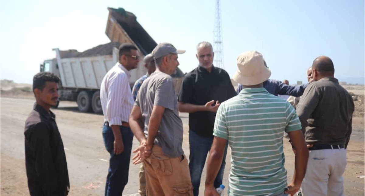 Almas launches asphalt works at Al-Husseini Al-Alam intersection in Abyan Governorate