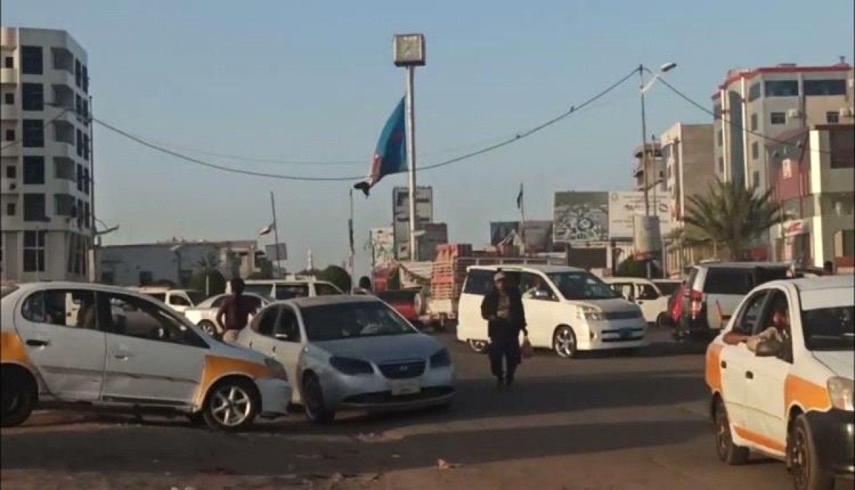 Traffic jams make life difficult in the capital, Aden