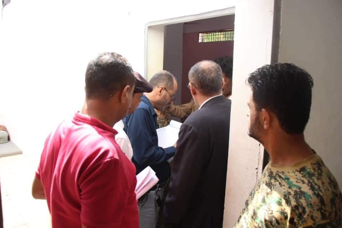 The Chief Prosecutor of Appeals in North Aden inspects the conditions of detainees in the Criminal Investigation Prison