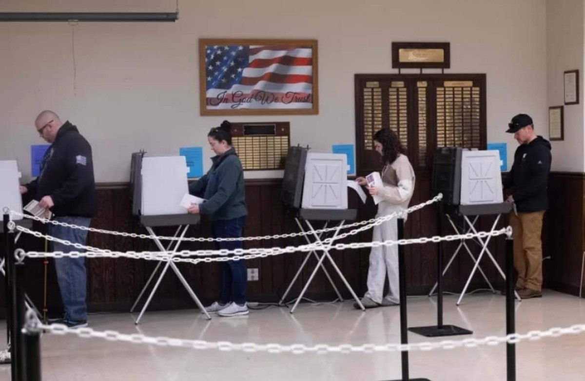 Voting begins in the US presidential elections