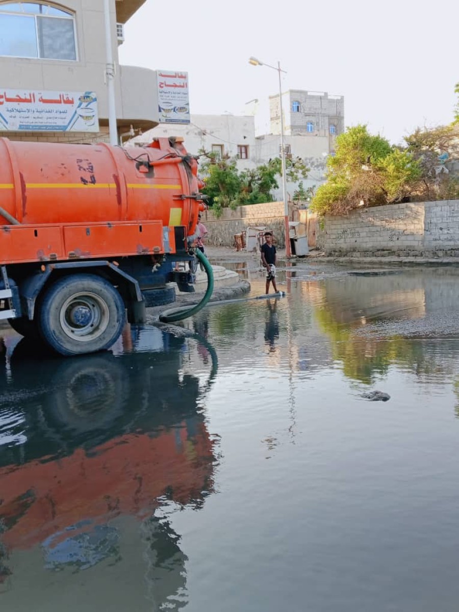 بسبب نفاد الوقود.. البريقة تغرف في مياه المجاري والسلطة المحلية تتحرك