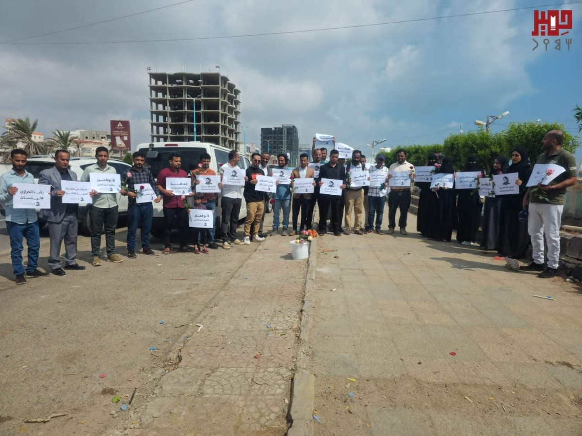 Journalists and media professionals organize a solidarity stand in Aden with the family of journalist Rasha Al-Harazi on the third anniversary of her assassination