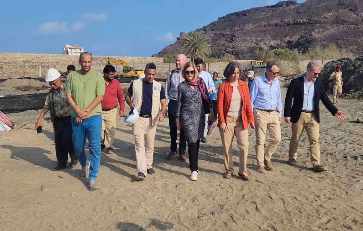 A European delegation reviews the progress of the project to build a water tank in Aden