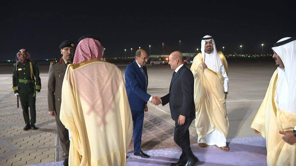 The Chairman of the Presidential Leadership Council arrives in Riyadh to participate in the Arab-Islamic Summit