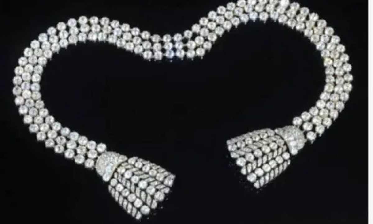 A necklace of 500 diamonds sold for $4.8 million at an auction in Geneva