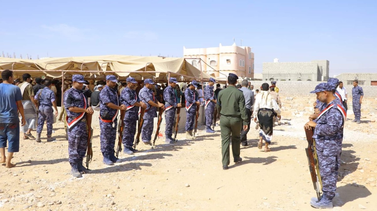 Mahra authorities hold the funeral of an officer killed during a raid on a drug gang’s den in Haswain