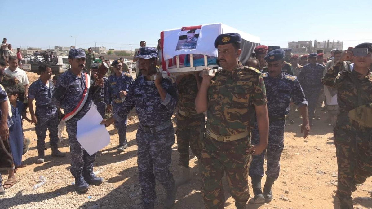 Mahra authorities hold the funeral of an officer killed during a raid on a drug gang’s den in Haswain