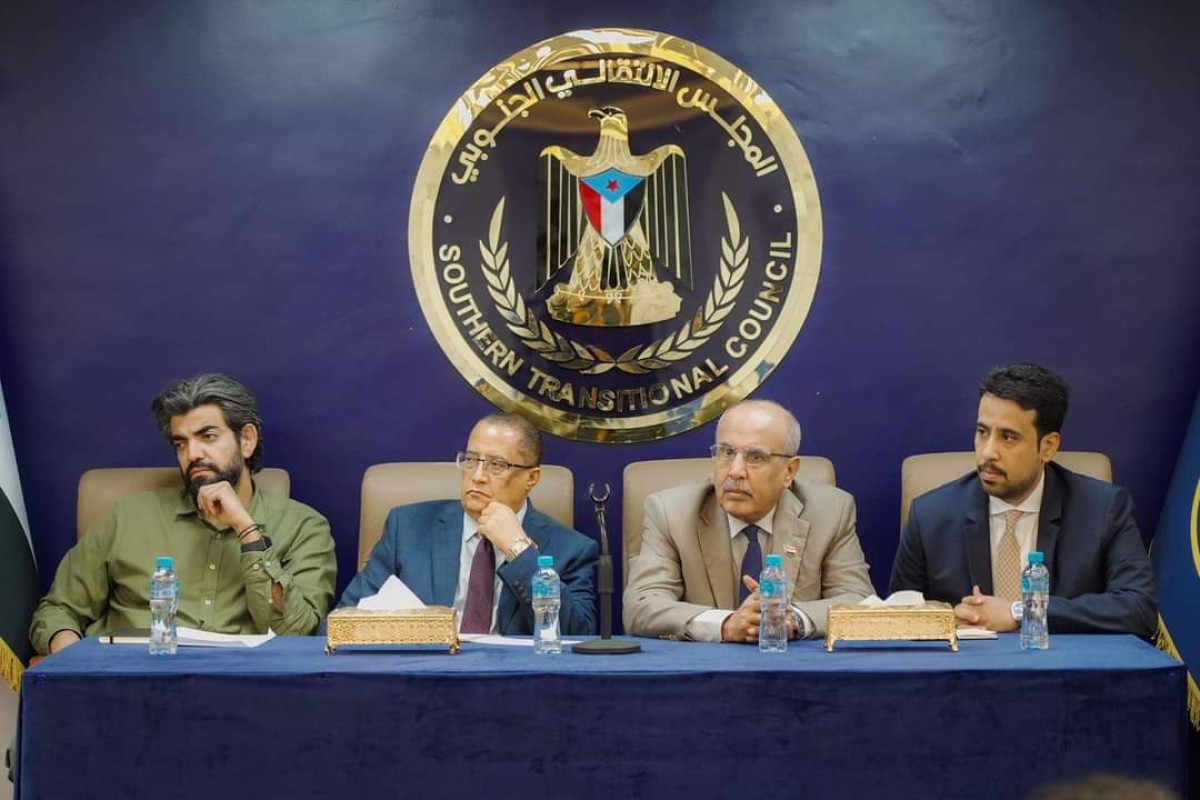 Al-Kathiri and Al-Khobaji chair a meeting of heads of labor unions, federations, and southern military and security bodies