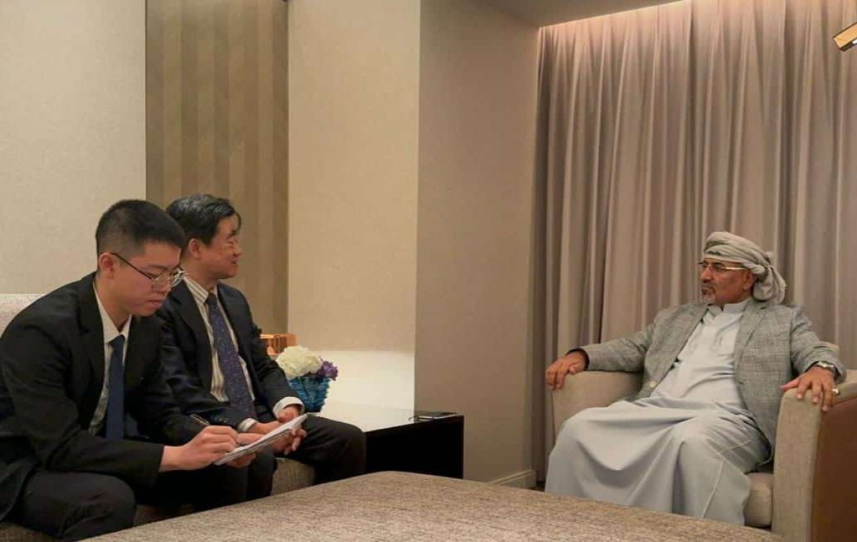 Al-Zubaidi discusses with the Chinese Chargé d'Affaires the escalation of the Houthis and international efforts to bring peace