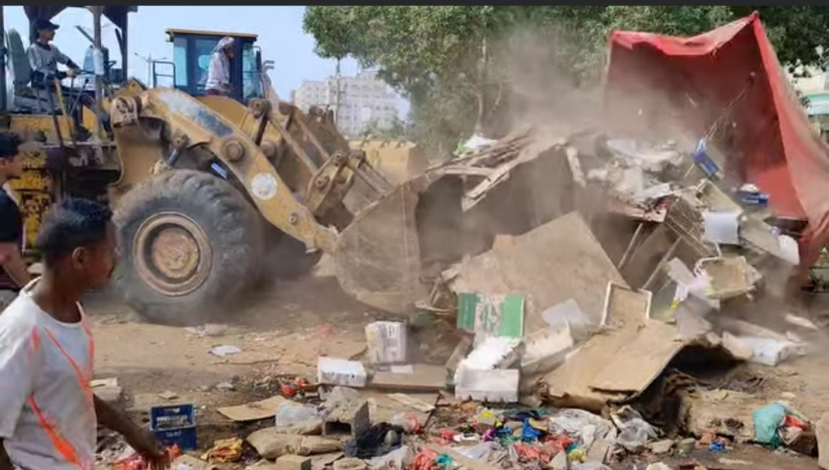 Aden.. A massive slum clearance campaign in Al-Mudara - Photos