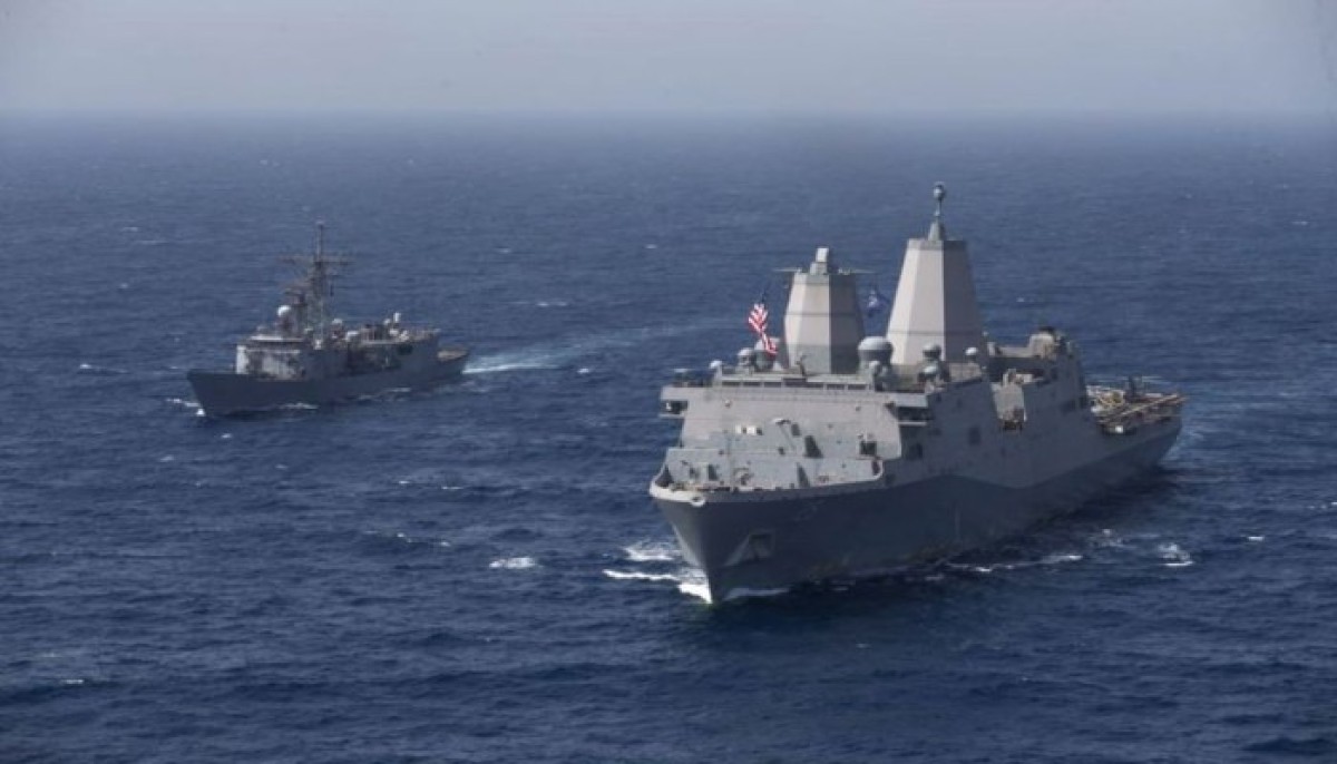 Washington.. Two American destroyers confront a complex Houthi attack in the Gulf of Aden