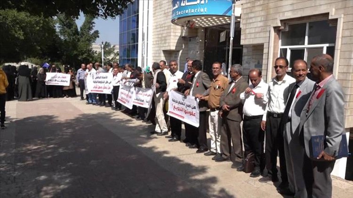 Taiz University academics continue their protests to demand their legitimate rights