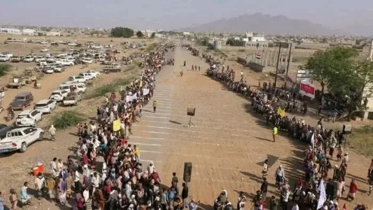 Condemning the crimes of the Houthis, a massive protest took place in Hais calling for urgent international action