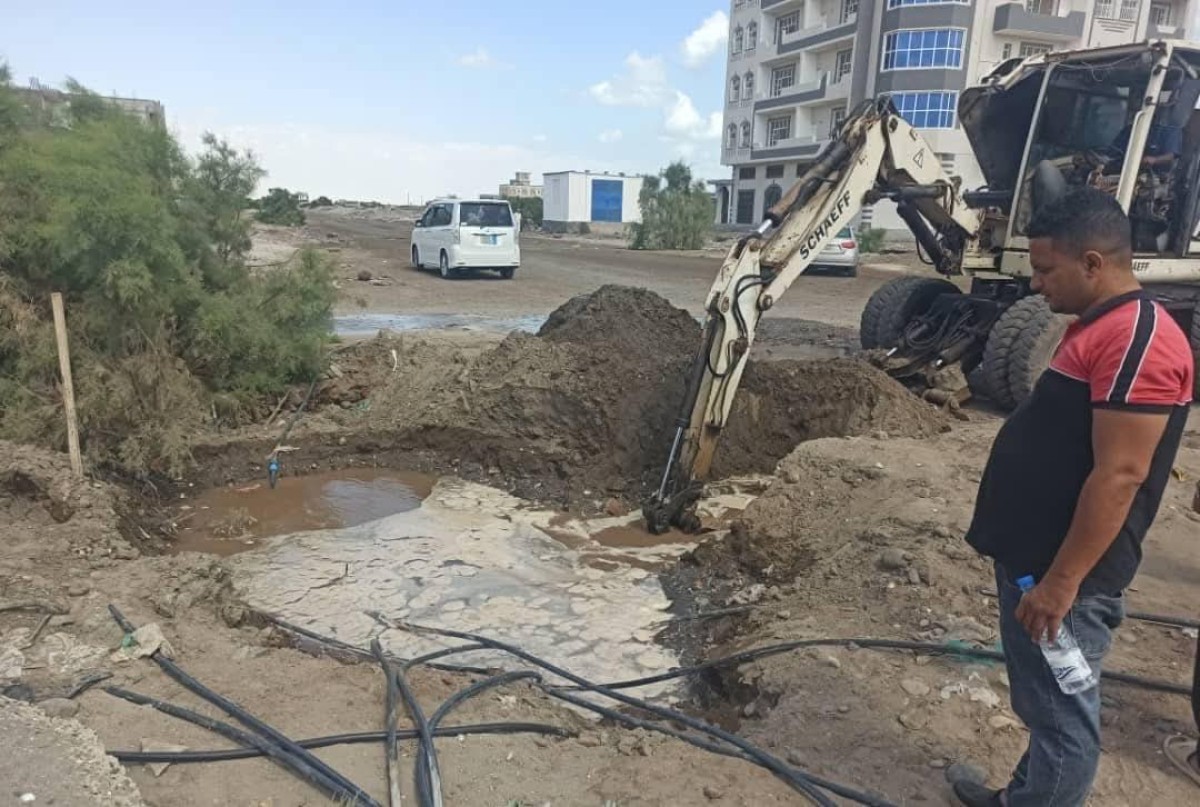 Aden Water Corporation is carrying out a campaign to remove a random connection in a main water line in the Ghazi Alwan neighborhood