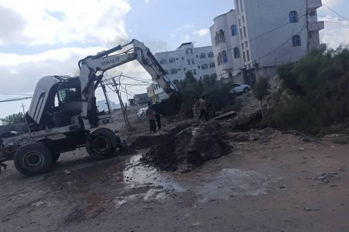 Aden Water Corporation is carrying out a campaign to remove a random connection in a main water line in the Ghazi Alwan neighborhood