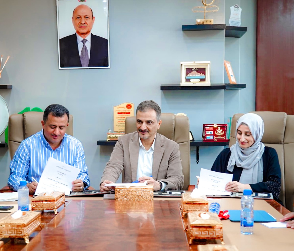 The Governor of Aden signs two memorandums of understanding to support water and electricity projects in cooperation with the "Yemen Aid" organization