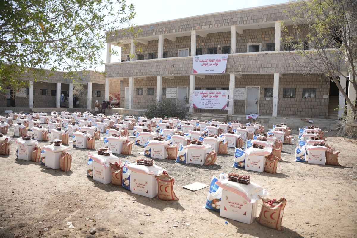 Abyan.. Distribution of 3,500 food baskets in Modiya under the directives of the Commander of the National Shield Forces