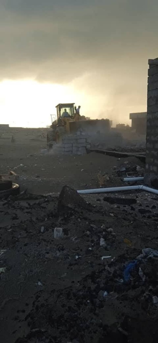 Removing a random building on government land north of Khor Maksar District