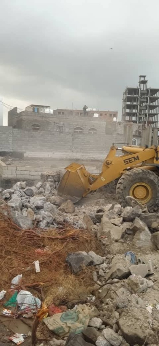 Removing a random building on government land north of Khor Maksar District