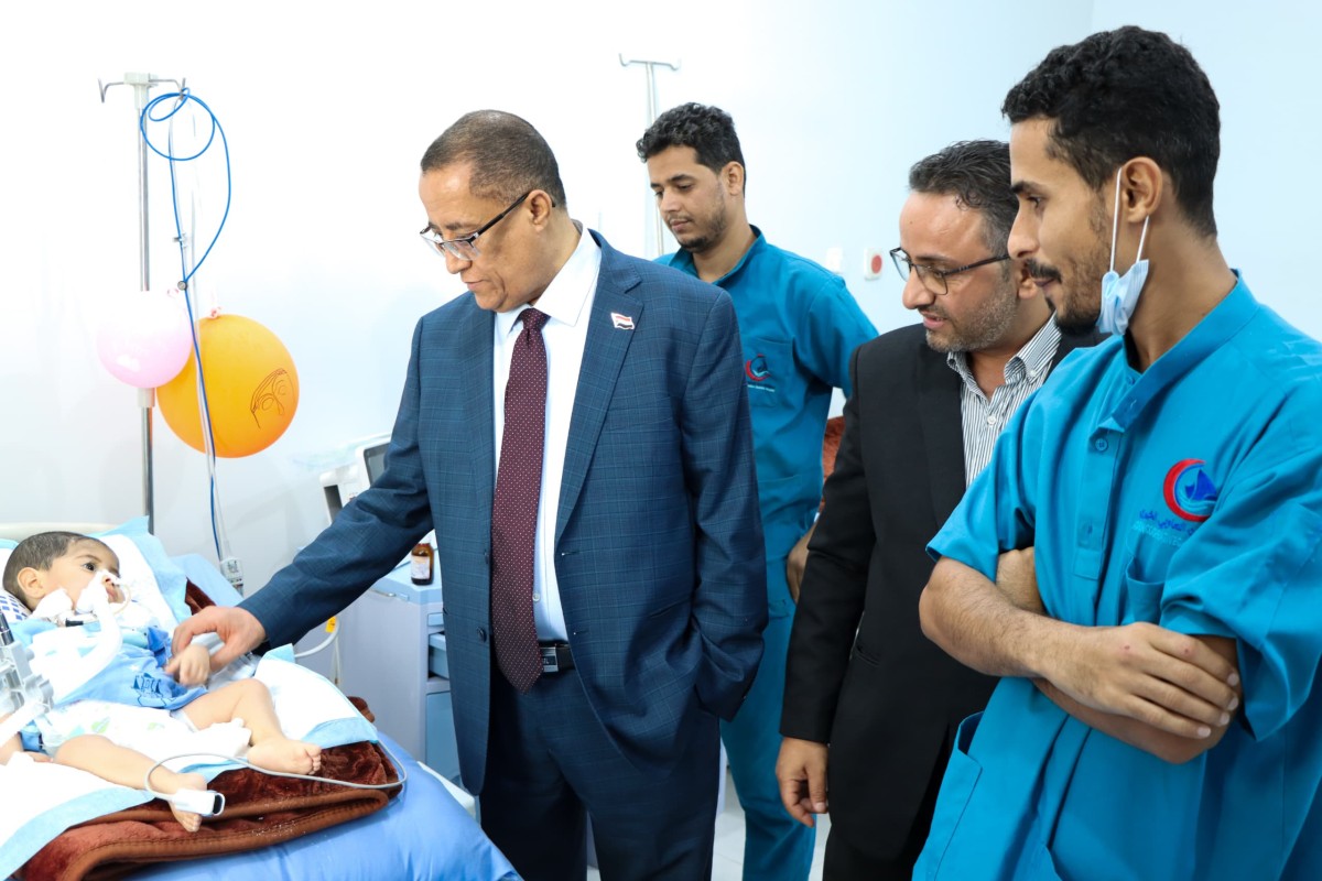 Al -Khabaji looks at the progress of the work of Aden Cooperative Cooperative Hospital and Aden charitable ovens