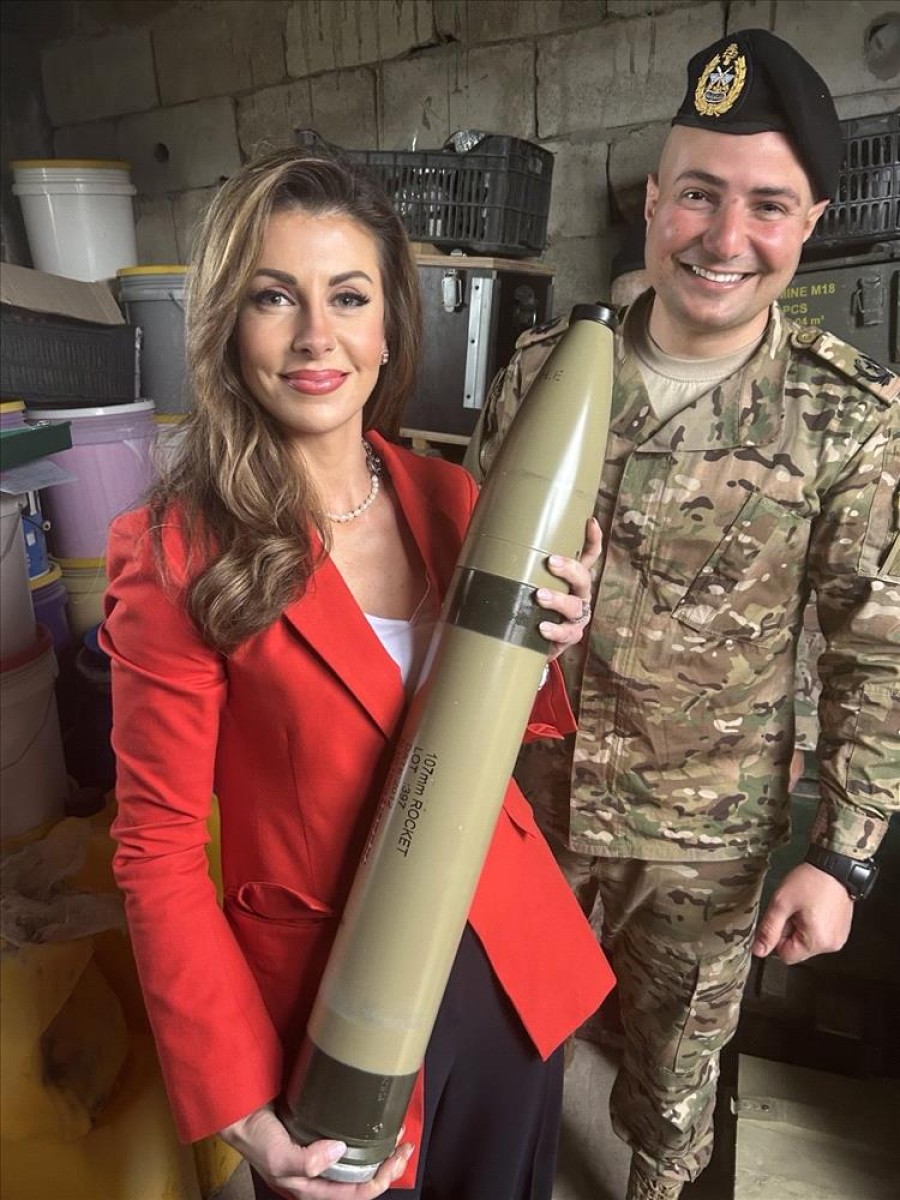 The deputy of the American envoy raises controversy after appearing a artillery shell