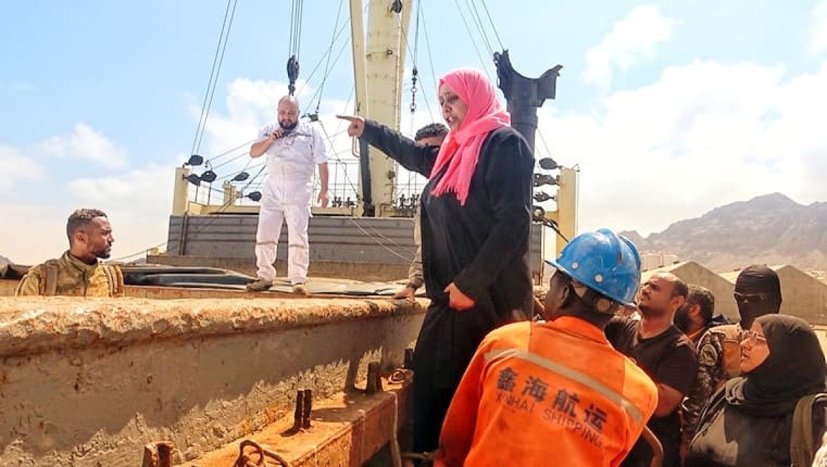 The agent of the Industry Prosecution inspects a shipment of 5 thousand tons of flour prepared in the port of Aden