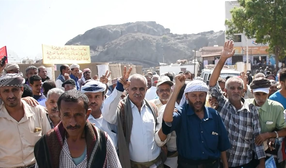 The start of the disbursement of the settlements of 16,000 civilians after a long wait