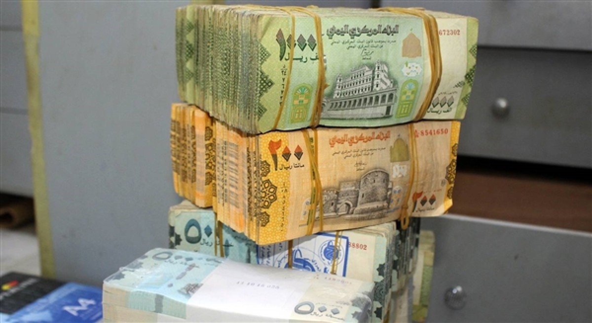 The Yemeni riyal falls and experts reveal the reasons