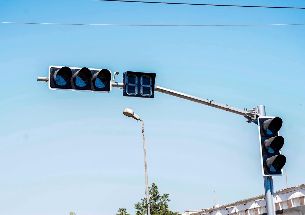 In preparation for its activation: Aden Security Director inspects the new traffic lights in Sheikh Othman