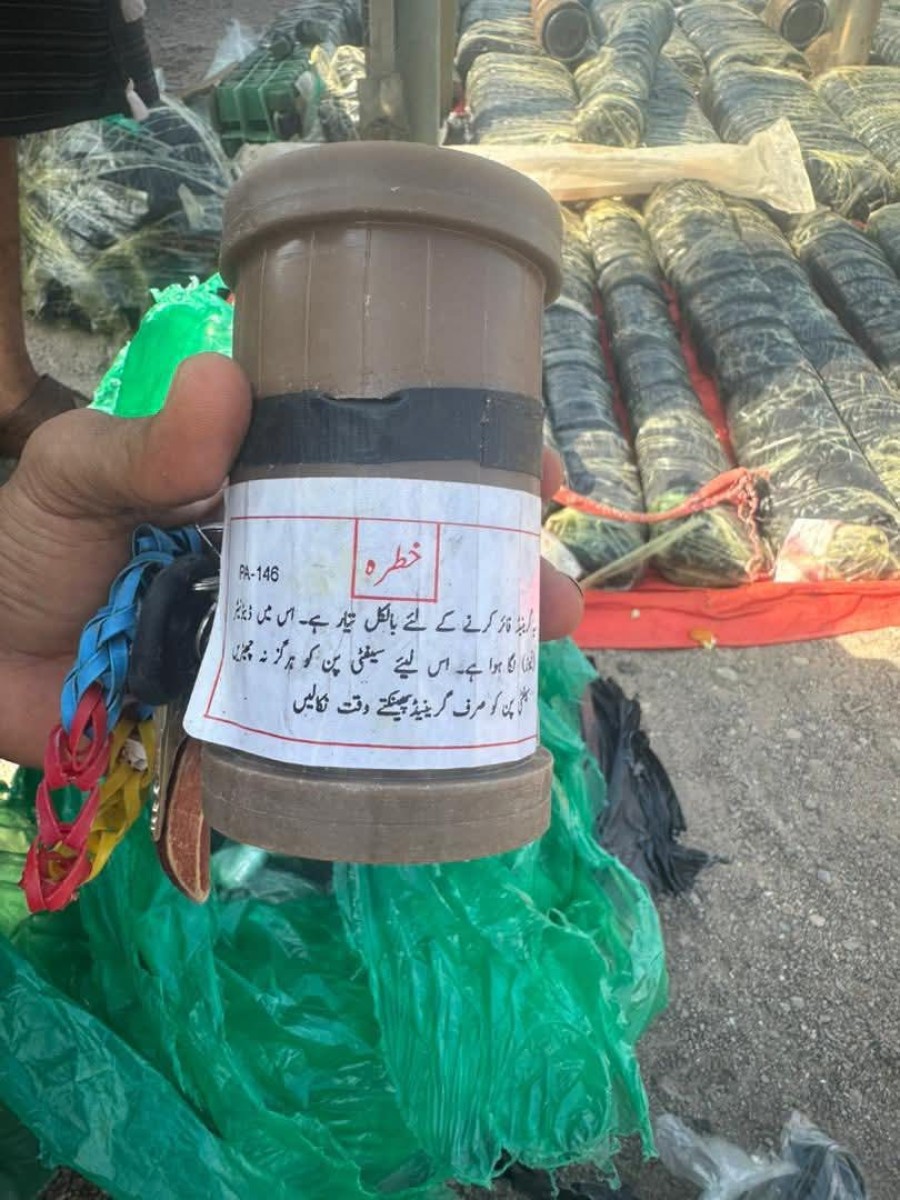 ضبط قاربًا يحمل صواريخ وذخائر مهربة قرب باب المندب