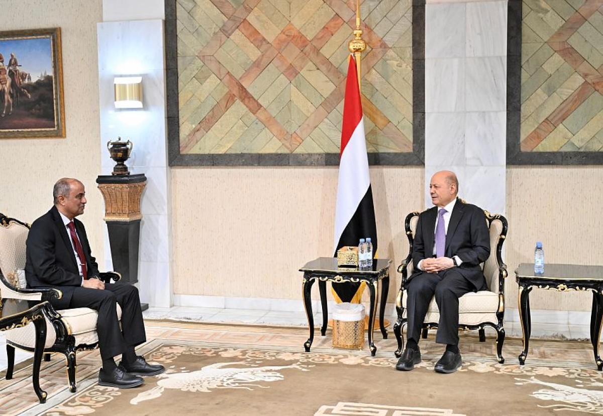 رئيس مجلس الوزراء يؤدي اليمين الدستورية امام رئيس مجلس القيادة الرئاسي في الرياض