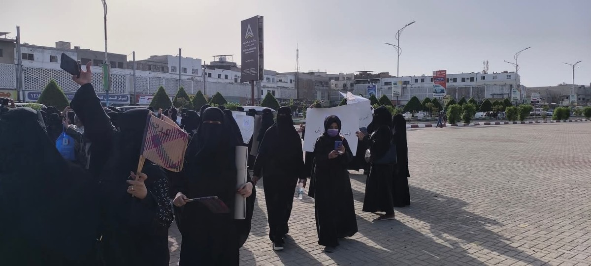 انطلاق وقفة احتجاجية لنساء عدن للمطالبة بالخدمات وتحسين الوضع المعيشي