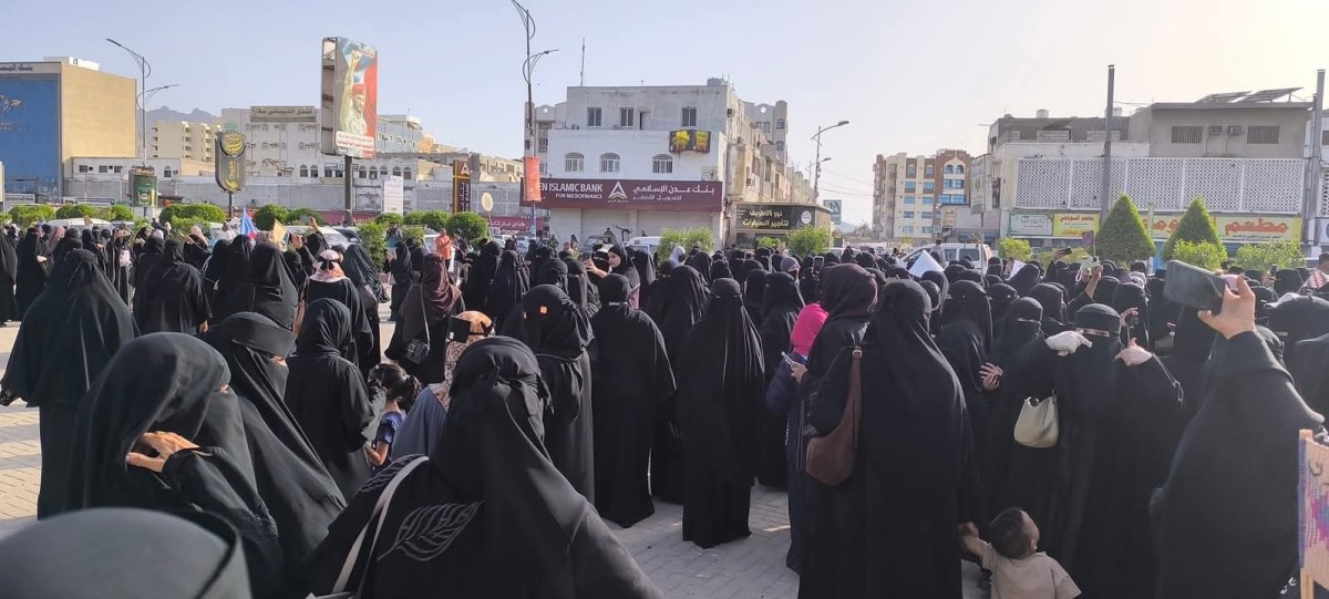 انطلاق وقفة احتجاجية لنساء عدن للمطالبة بالخدمات وتحسين الوضع المعيشي