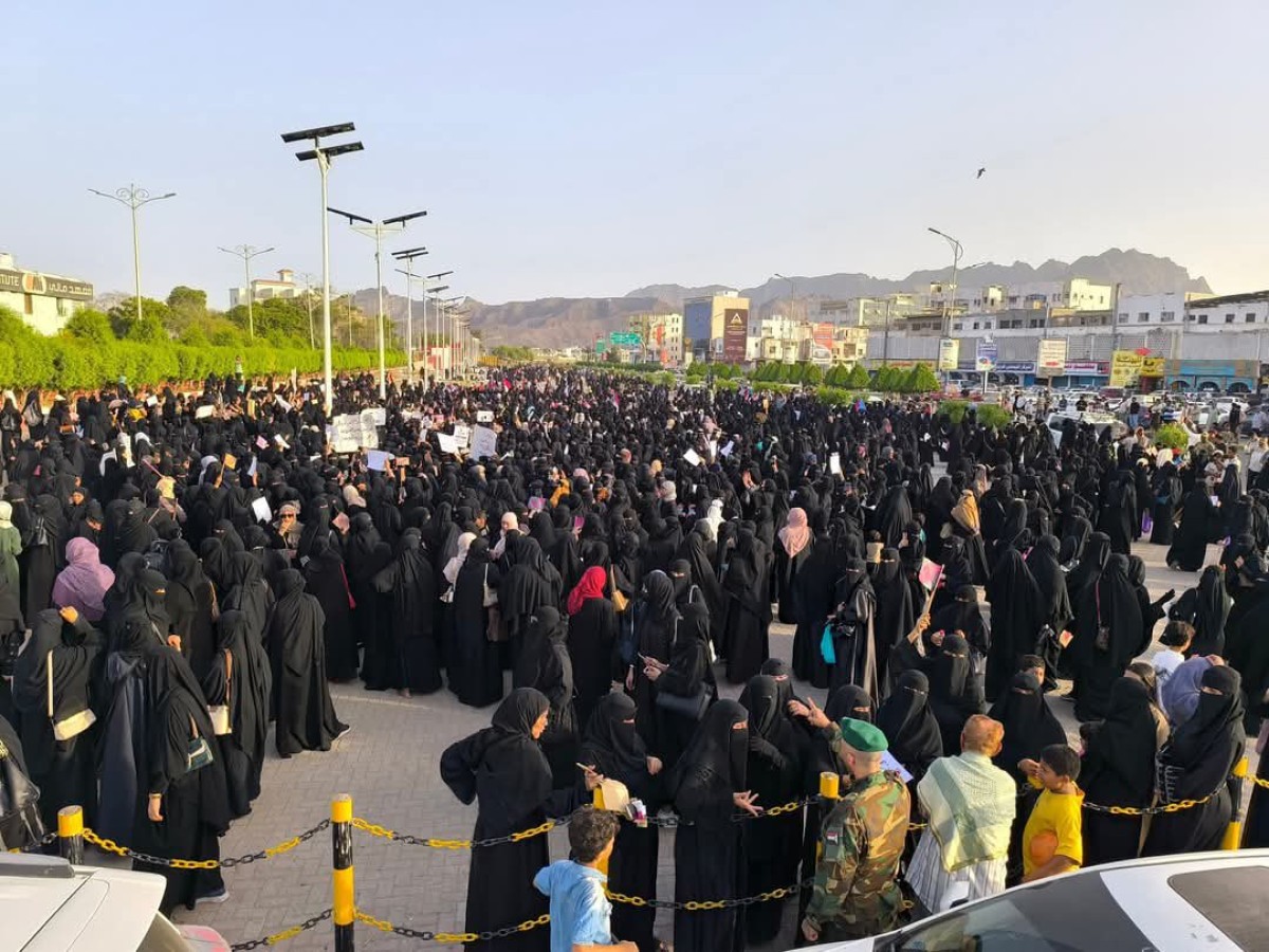 رئيس الحكومة: نستمع بجدية لصوت نساء عدن وسنعمل على إيجاد حلول عاجلة لمعاناة المواطنين