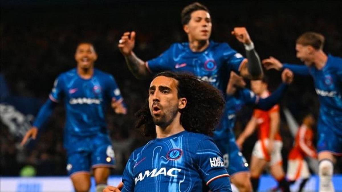 Chelsea and Aston Villa beat Manchester United and Tottenham in the English Premier League