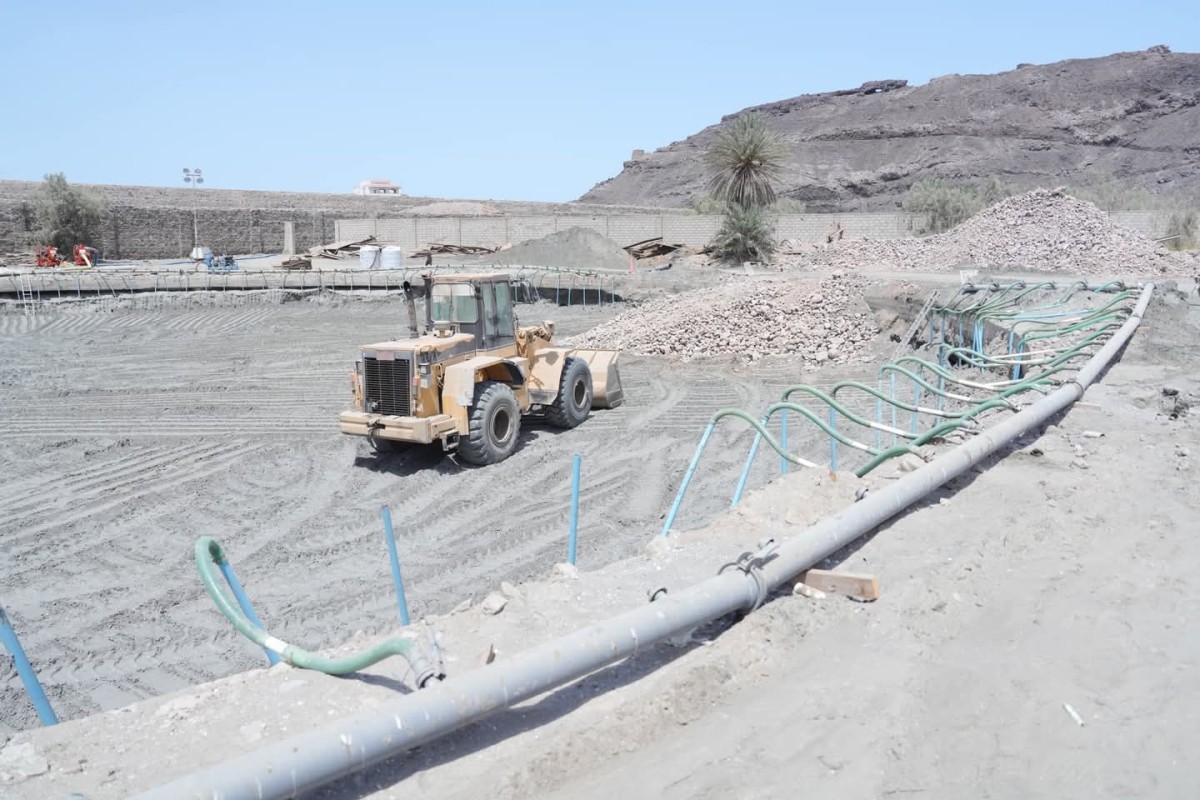Al -Sharjabi, Lams, and the Deputy Minister of Cooperation in the Dutch Foreign Ministry, see the conditions of water in Aden