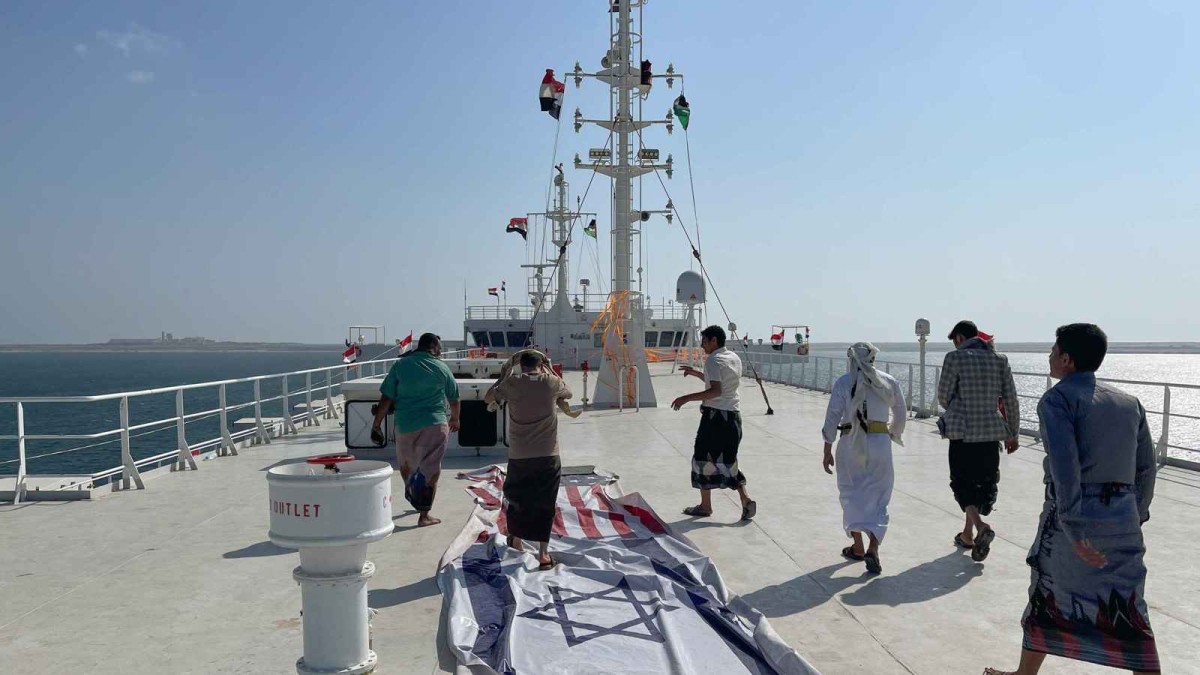 Yemen calls for a comprehensive international strategy to protect navigation from the Houthis